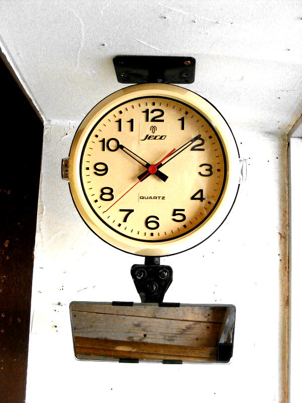 1980年代のアンティーククロックのJECO・ジェコー・クォーツ・バス時計・28502・天井用・ミラー付き（電池式・スイープ・クォーツ改造）が仕上がりました。