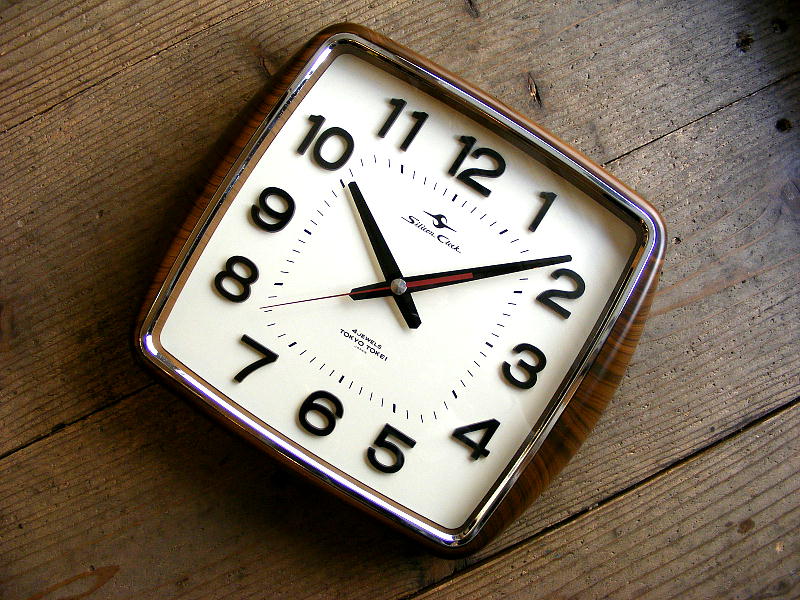 1970年代のビンテージクロックの東京時計・シリコン・クロック・木蓮・角型・木目調（スイープ・クォーツ改造）が仕上がりました。