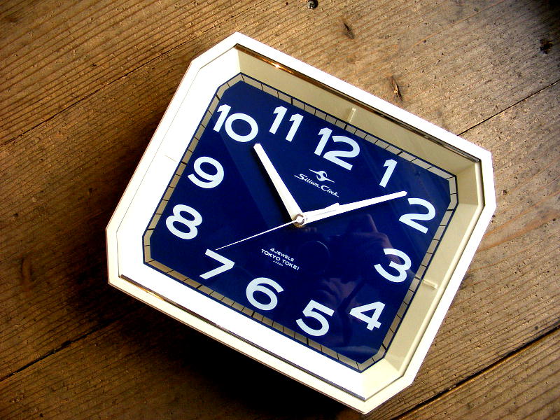 1970年代のアンティーク掛け時計の東京時計・シリコン・クロック・シリコンエリア・青・角型（スイープ・クォーツ改造）が仕上がりました。