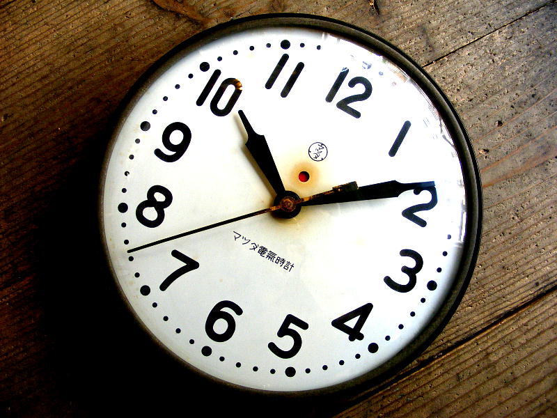 昭和初期頃のヴィンテージウォールクロックのマツダ・電気時計・S260（電池式・スイープ・クォーツ改造）が仕上がりました。