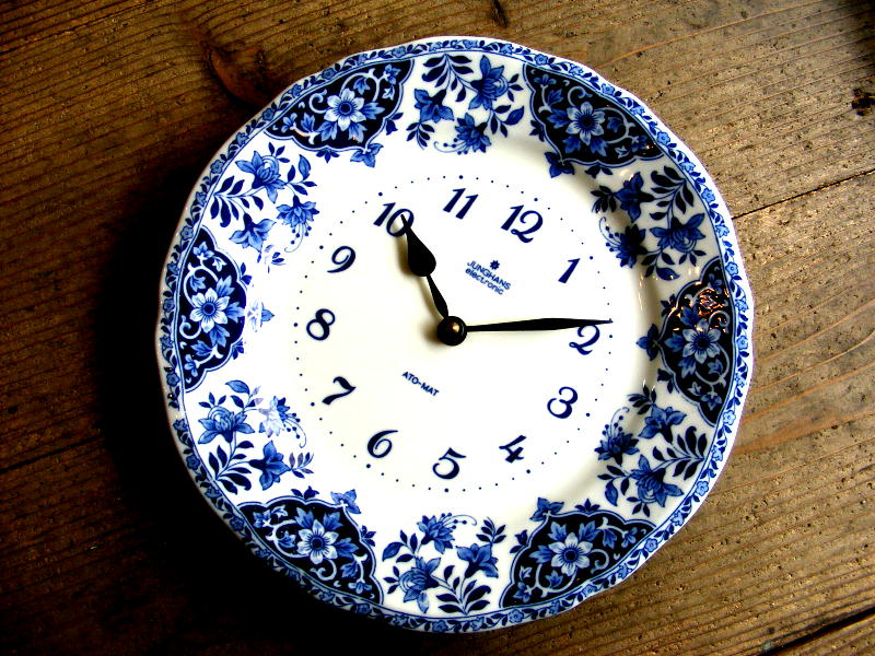 1970年代ドイツのヴィンテージ・ウォールクロックのユンハンス・エレクトロニック・ATOーMAT・アトマット・クロック・陶器・絵皿・掛け時計（電池式・クォーツ改造）が仕上がりました。