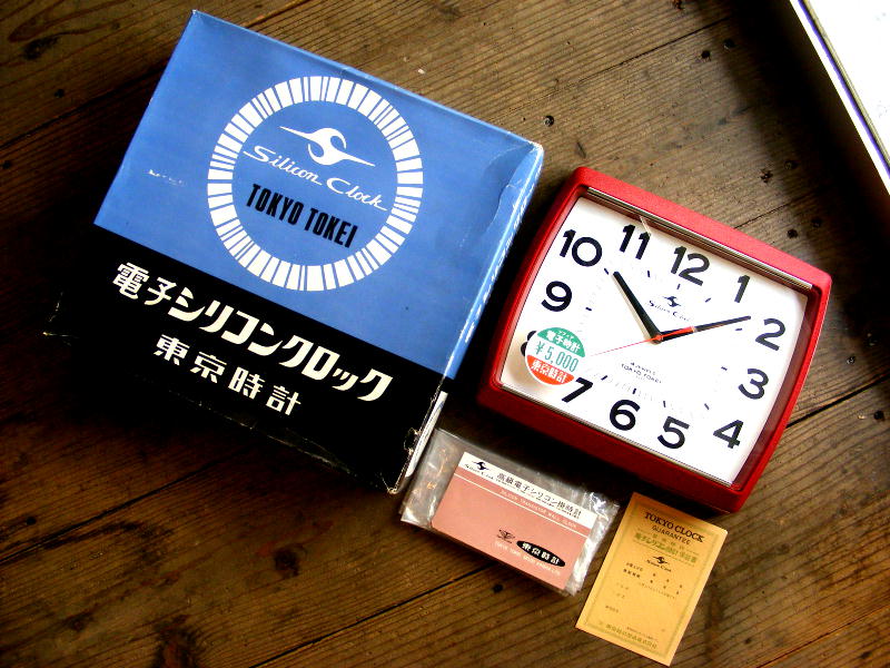 1970年代のアンティーク掛け時計の東京時計・シリコン・クロック・ソフィア・NO.710・赤・角型・箱付・デッドストック（スイープ・クォーツ改造）が仕上がりました。
