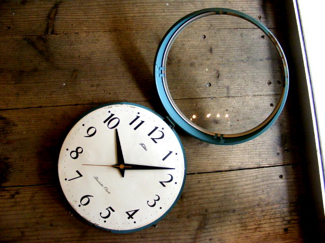1970年代のアンティーク掛け時計の東芝・トランジスター・クロック・乾電池時計・CTー1006（電池式・スイープ・クォーツ改造）が仕上がりました。