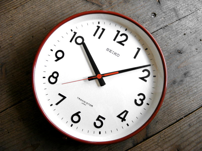 1970年代のアンティーク掛時計のセイコー・トランジスター・クロック・TTX-631・学校用・掛け時計・初期型・赤色（電池式・スイープ・クォーツ改造）が仕上がりました。