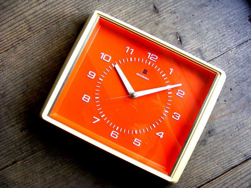 1970年代のアンティーク掛け時計のナショナル・電気掛時計・TE-3136・角型・オレンジ（電池式・スイープ・クォーツ改造）が仕上がりました。