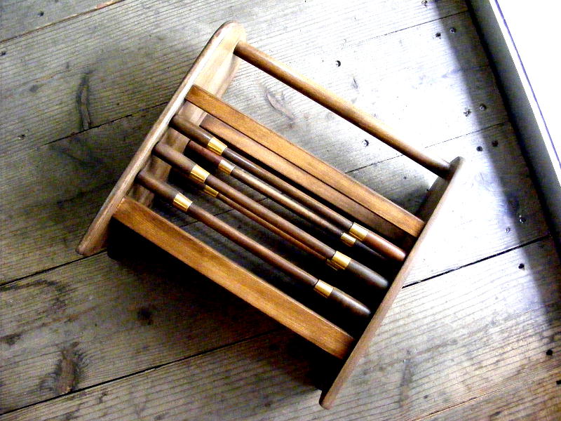 昭和40年代頃のアンティーク家具の古い・木製・雑誌入れ・マガジンラックが仕上がりました。
