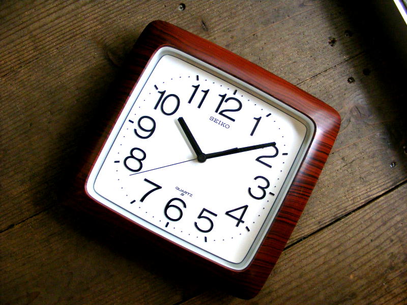 1980年代のアンティーク掛け時計のセイコー・クォーツ・クロック・QA703B・角型・木目調（電池式・スイープクォーツ）が仕上がりました。