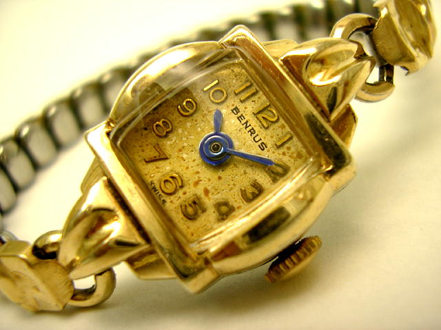レディースアンティーク腕時計のBenrus・ベンラス・レディースアンティークウォッチ・トノー型・手巻式・10K・ゴールド・フィールド（電池式・クォーツ改造）が仕上がりました。