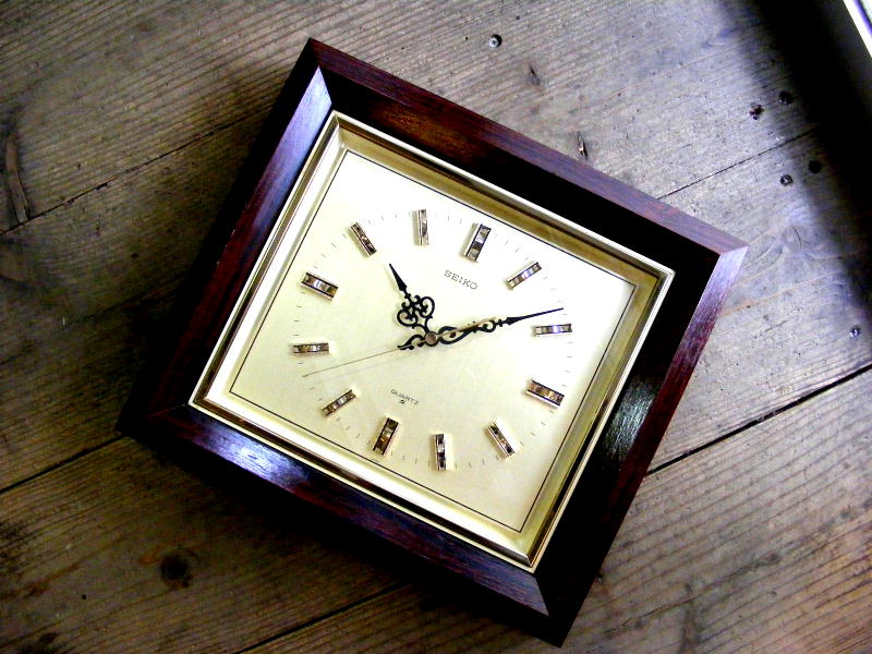 1980年代のアンティーク掛け時計のセイコー・クォーツ・クロック・QA714B・角型・木枠・絹目ゴールド文字盤（電池式・スイープクォーツ）が仕上がりました。