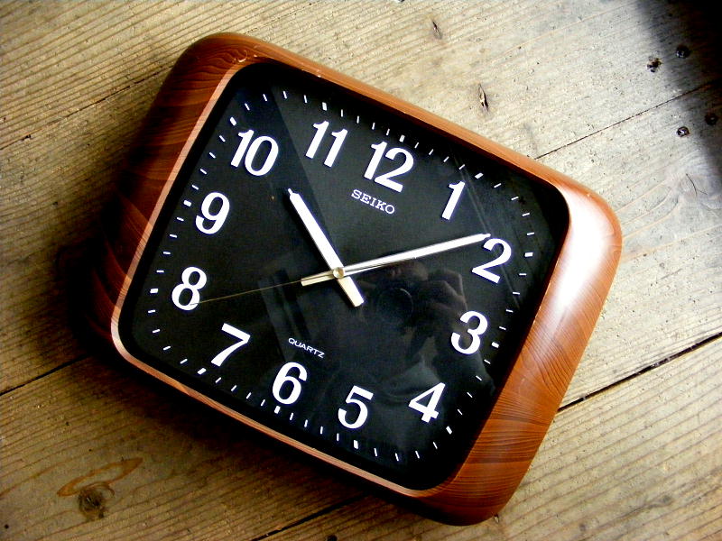 1980年代のアンティーク掛け時計のセイコー・水晶時計・クォーツ・クロック・QA847・木目調・オーバル型・黒文字盤（電池式・スイープ・クォーツ改造）が仕上がりました。