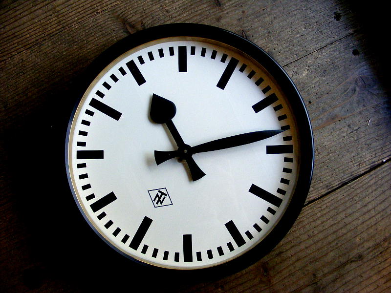 1950年代ドイツのインダストリアルクロックのTN(Telefonbau & Normalzeit)・テレフォンバウ・ウント・ノーマルツァイト・インダストリアル・クロック・ブラック・鉄道時計（電池式・クォーツ改造）が仕上がりました。