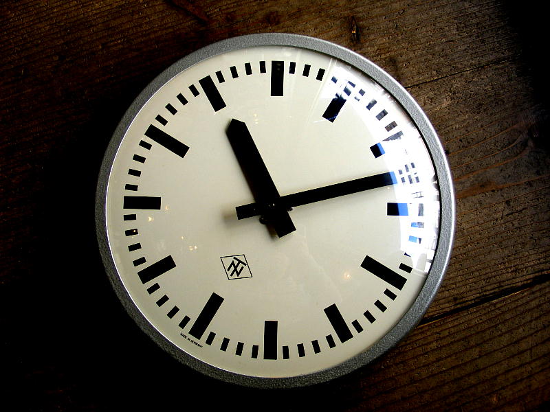 1970年代ドイツのヴィンテージウォールクロックのTN(Telefonbau & Normalzeit)・テレフォンバウ・ウント・ノーマルツァイト・インダストリアル・クロック・鉄道時計（電池式・クォーツ改造）が仕上がりました。