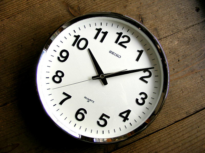 1980年代のアンティーク学校時計のセイコー・クォーツ・クロック・QA488N・学校用・掛時計・グレーが仕上がりました。