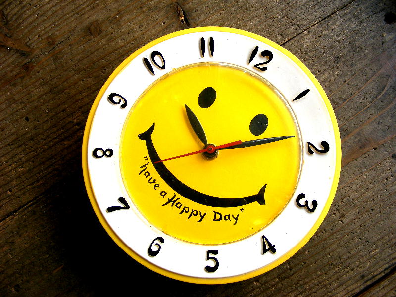 1960年代アメリカのヴィンテージクロックのLux Smile clock  Have a Happy Day・ラックス・スマイル・クロック・ロバート・ショウ・ハブ・ア・ハッピー・デイ・キッチン・クロック（電池式・スイープ・クォーツ改造）が仕上がりました