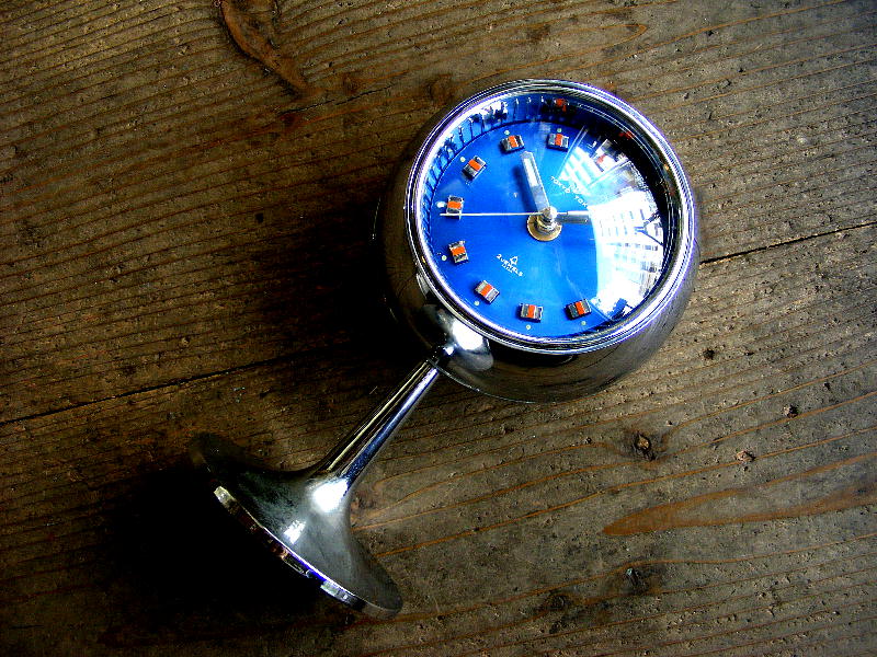 1970年代のアンティーク・デスククロックTOKYO・TOKEI・東京時計・アラーム・クロック・NO.1856・手巻式・足付き・青文字盤（電池式・スイープ・クォーツ改造）が仕上がりました。