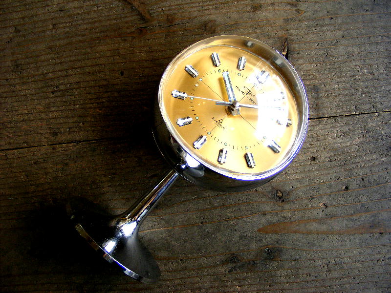 1970年代のアンティーク置時計のTOKYO・TOKEI・東京時計・アラーム・クロック・NO.1863・手巻式・足付き・ゴールド文字盤（電池式・スイープ・クォーツ改造）が仕上がりました。