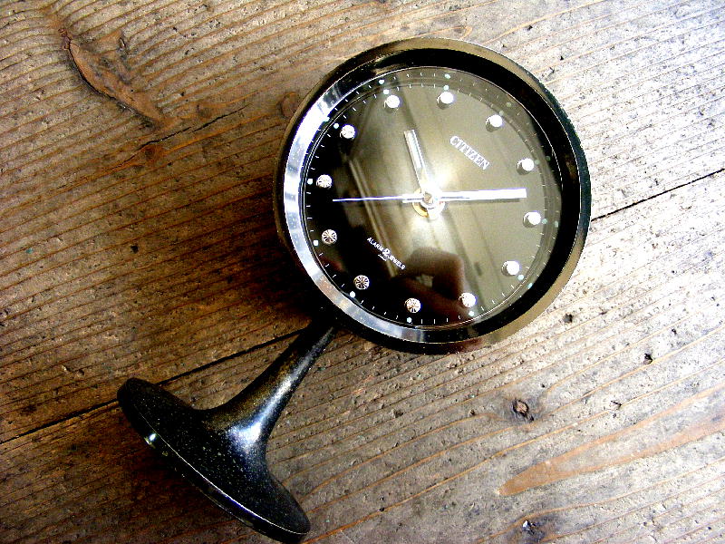 1970年代のヴィンテージデスククロックのシチズン・ミューズ・目覚時計・手巻式・51111・足付き・Gマーク・グッドデザイン賞・ブラック・グラデーション文字盤（電池式・スイープ・クォーツ改造）が仕上がりました。