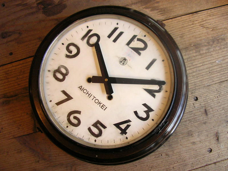 大正頃のアイチ時計の木製丸時計（クォーツ改造）が入荷しました。