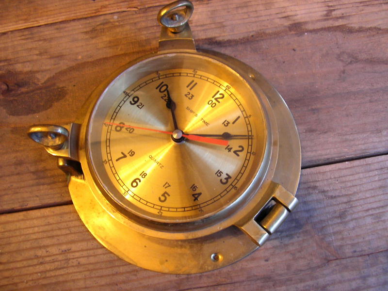 古い真鍮製の船舶用時計SHIP'S TIMEが入荷しました。