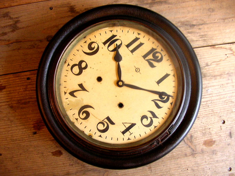 大正頃の吉田時計店（オリエント）の木製丸時計（クォーツ改造）が入荷しました。