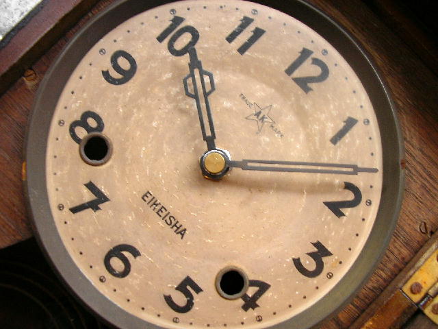 昭和初期頃のエイケイ舎EIKEISHAの木製振り子時計（クォーツ改造）が入荷しました。