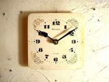 画像: 1960年代頃のロシア・Rumaph・4Kamma・アンティーク・クロックの文字盤の掛時計（角型・白・金唐草飾り）