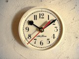 画像: 1960年代頃のアメリカ・セストーマス・アンティーク・クロックの文字盤の掛時計（丸型・白・赤秒針）