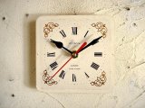画像: 1960年代・ロシア・Jantar・アンティーク・クロックの文字盤の掛け時計（角型・白・ローマ数字・赤秒針）