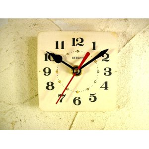 画像: 1960年代頃のロシア・CEBARHN・アンティーク・クロックの文字盤の掛時計（角型・白・夜光インデックス）