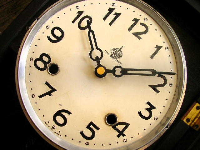 画像: 大正頃のクラウン木製振り子時計が入荷しました。