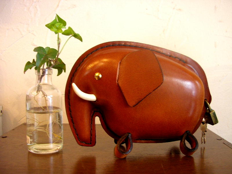 画像: 鴻池製作所の革製ゾウの貯金箱が入荷しました。