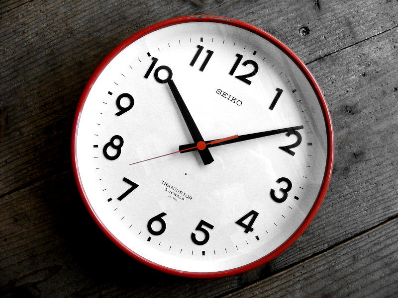 画像: アンティーク掛け時計のセイコー・トランジスター・TTX-631・学校用・掛け時計・初期型・赤色（電池式・スイープ・クォーツ改造）が仕上がりました。