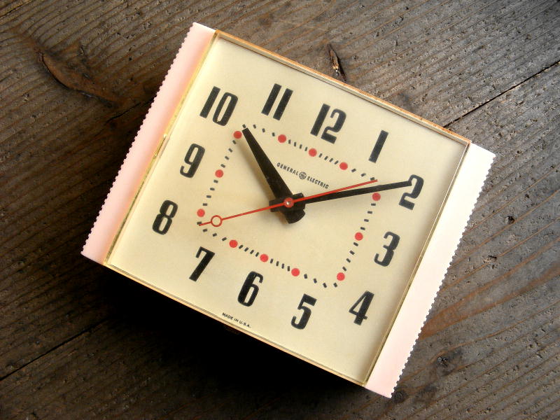 1960年代・アメリカのビンテージクロックのゼネラル・エレクトリック・キッチンクロック・2H38・角型・ピンク（電池式・スイープ・クォーツ改造）が仕上がりました。  - アンティーク・クロック,アンティーク・掛け時計,アンティーク・振り子時計,柱時計,古時計 ...