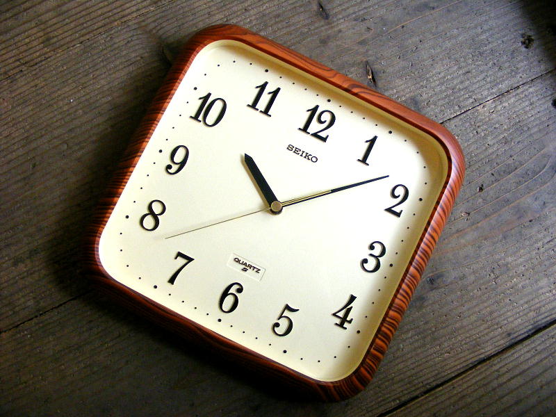 1980年代のアンティーク掛け時計のセイコー・クォーツ・クロック 