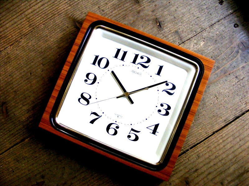 1980年代のアンティーク掛け時計のセイコー・クォーツ・クロック 