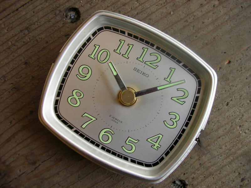 画像3: 昭和４０年代頃のセイコー・２ジュエルス・文字盤時計（角型・銀色） (3)