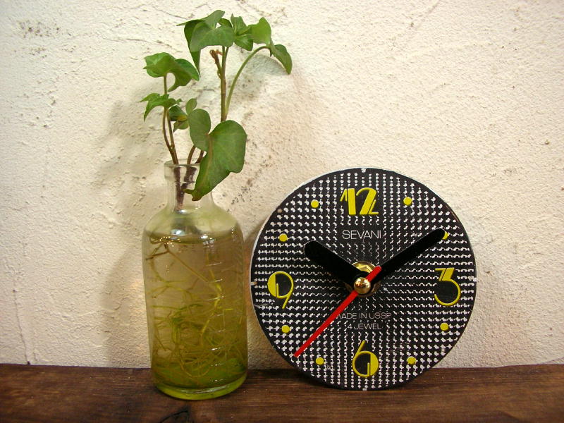 画像2: 1960年代頃のロシアのSEVANI・アンティーク・クロックの文字盤の掛時計（丸型・黒色・赤秒針） (2)