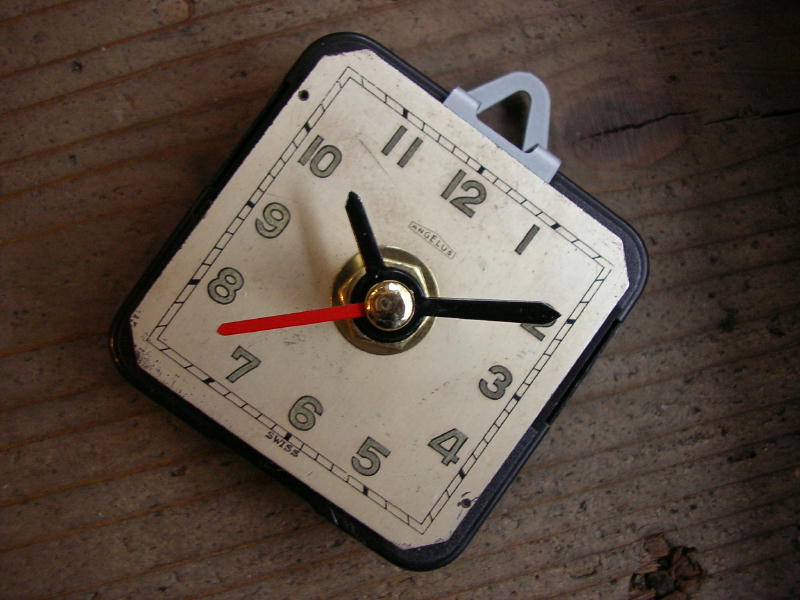 画像3: 1960年代頃のスイスのANGELUS・アンティーク・クロックの文字盤の掛時計（角型・白・赤秒針） (3)