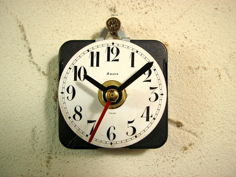 画像1: 1940年代頃のスイス・８デイ・アンティーク・クロックの文字盤の掛時計（丸型・ホーロー・赤秒針・オール数字） (1)