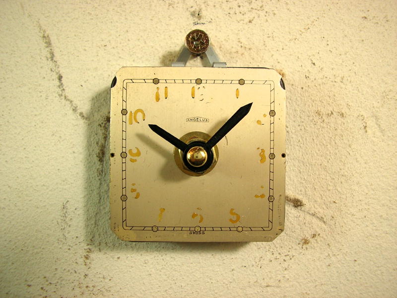画像1: 1960年代頃のスイスのANGELUS・アンティーク・クロックの文字盤の掛時計（角型・白） (1)