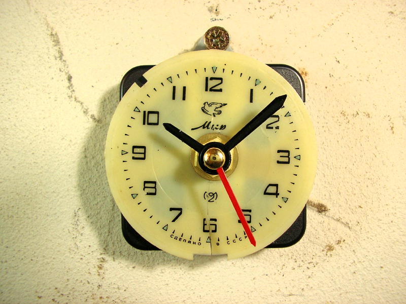 画像1: 1960年代頃のロシアのMup・アンティーク・クロックの文字盤の掛時計（丸型・ベージュ色・赤秒針・オール数字） (1)