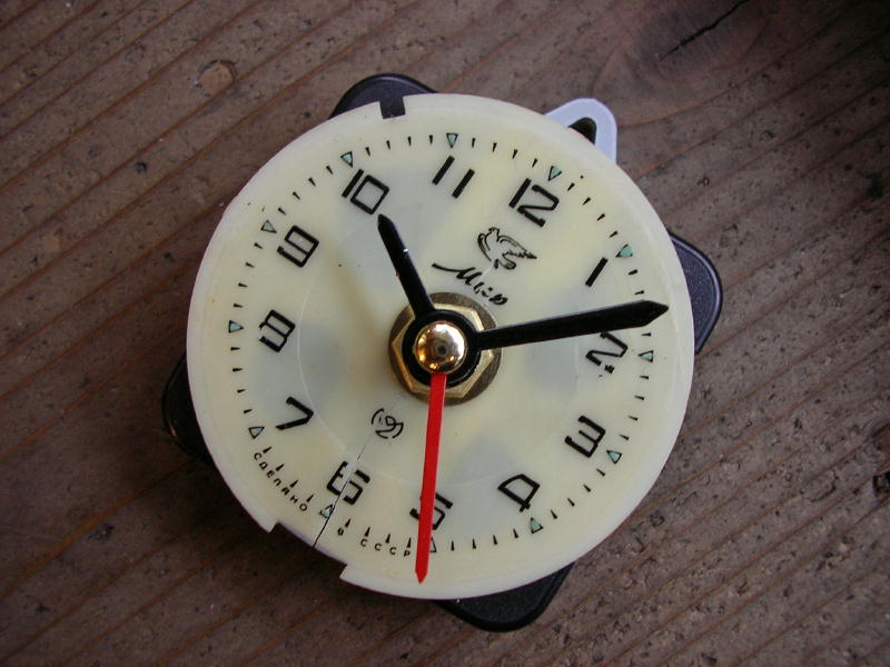 画像3: 1960年代頃のロシアのMup・アンティーク・クロックの文字盤の掛時計（丸型・ベージュ色・赤秒針・オール数字） (3)