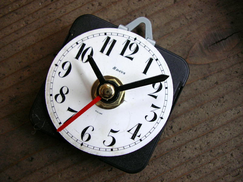 画像3: 1940年代頃のスイス・８デイ・アンティーク・クロックの文字盤の掛時計（丸型・ホーロー・赤秒針・オール数字） (3)