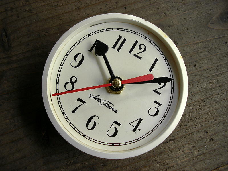 画像3: 1960年代頃のアメリカ・セストーマス・アンティーク・クロックの文字盤の掛時計（丸型・白・赤秒針） (3)
