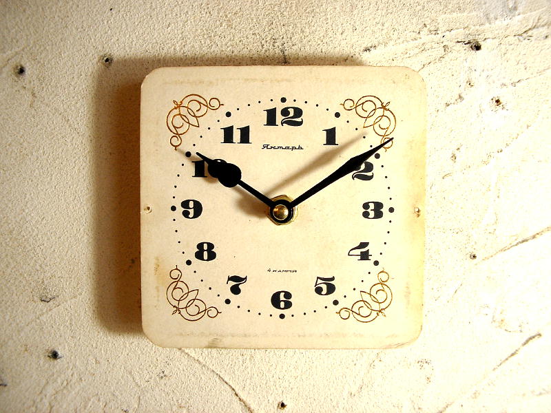 1960年代頃のロシア・Rumaph・4Kamma・アンティーク・クロックの文字盤の掛時計（角型・白・金唐草飾り）