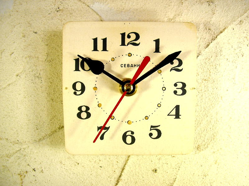 画像1: 1960年代頃のロシア・CEBARHN・アンティーク・クロックの文字盤の掛時計（角型・白・夜光インデックス） (1)
