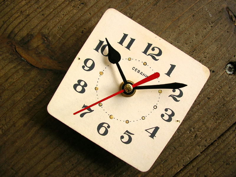 画像3: 1960年代頃のロシア・CEBARHN・アンティーク・クロックの文字盤の掛時計（角型・白・夜光インデックス） (3)