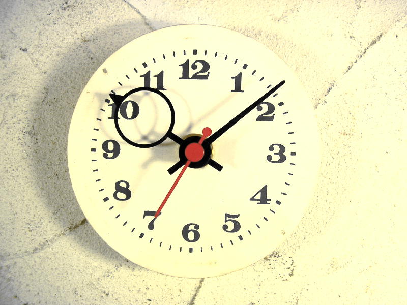 画像1: 1960年代頃・ロシア・Cebaru・アンティーク・クロックの文字盤の掛時計（丸型・白色・オール数字・赤秒針） (1)