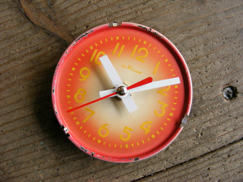 画像3: 1960年代頃・ロシア・Maak・アンティーク・クロック・文字盤・掛時計（丸型・赤）・電池式・スイープ・クォーツ (3)