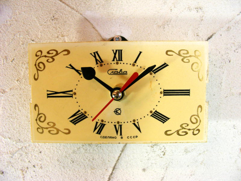 画像1: 1960年代頃・ロシア・Crala・アンティーク・クロック・文字盤・掛時計（角型・ローマ数字）・電池式・スイープ・クォーツ (1)
